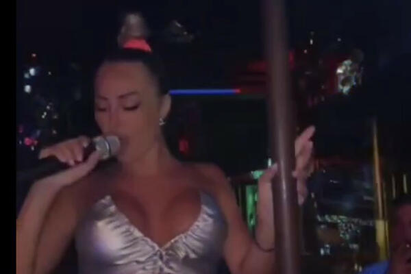 BIVŠA VODITELJKA PINKA SE UHVATILA ZA ŠIPKU I ZAPEVALA! Ljudi je SNIMALI, a ona samo MEŠA: Posle OTKAZA radi OVO