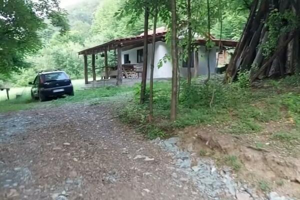 ZA 400 EVRA KUPIO SEBI RAJ: Napravio kuću za uživanje, sve je snimio, ima i TRIK za hlađenje PIVA! (VIDEO)