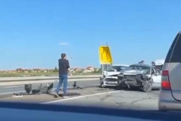 TEŽAK UDES NA AUTO-PUTU KOD BANOVACA: Vozila potpuno SMRSKANA, stvaraju se KOLONE U OBA SMERA (FOTO/VIDEO)