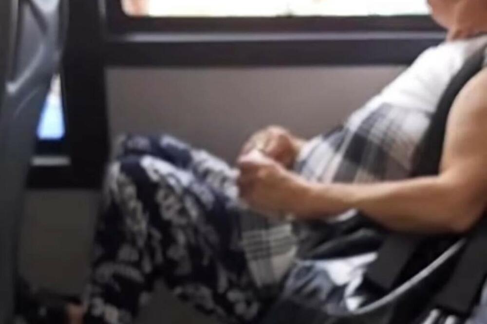 MASTURBIRAO U AUTOBUSU ISPRED DVE DEVOJKE: One snimile, MANIJAK brzo UHVAĆEN zahvaljujući OVOME