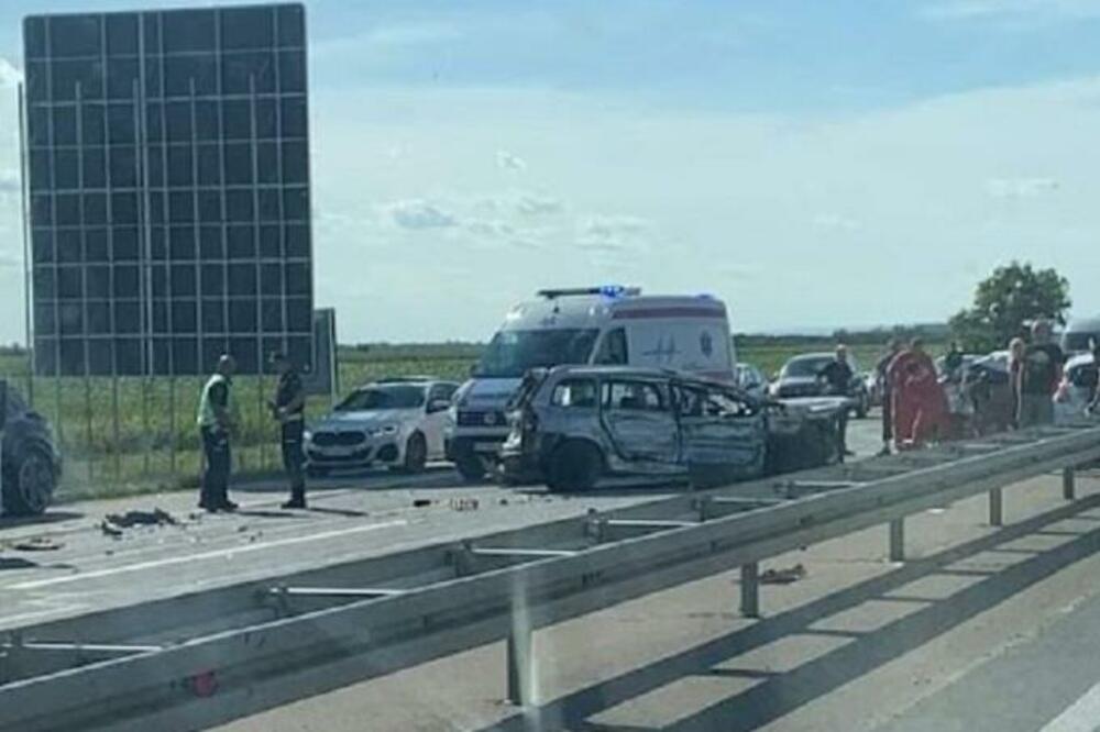IMA POVREĐENIH U STRAVIČNOJ NESREĆI NA AUTO-PUTU KA NOVOM SADU: Vozila potpuno UNIŠTENA, policija na LICU MESTA