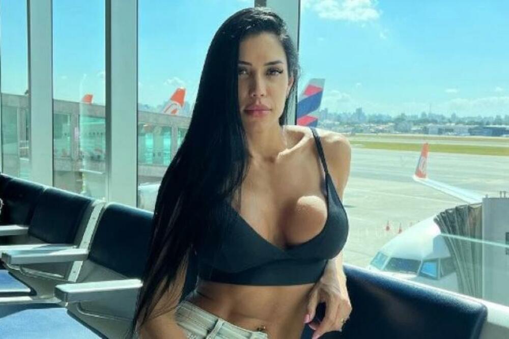 VRELA BRINETA PRIVLAČI PAŽNJU GDE GOD SE POJAVI: Pokazala NEMIRNE GRUDI u prodavnici, muškarcima POPADALE VILICE