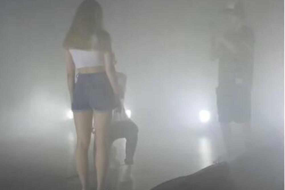 RUSKI MLADIĆ IZAŠAO NA BINU DA ZAPROSI DEVOJKU, A ONA MU REKLA NE: Ovo je razlog zbog kog ga je PONIZILA (VIDEO)