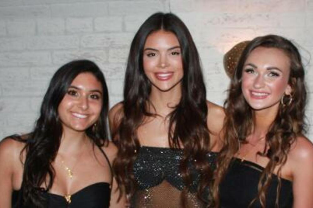 AKO ŽELITE DA OBARATE VILICE, PROVOKATIVNA HALJINA NE RADI POSAO: Manekenka prošetala maltene GOLA na žurci (FOTO)