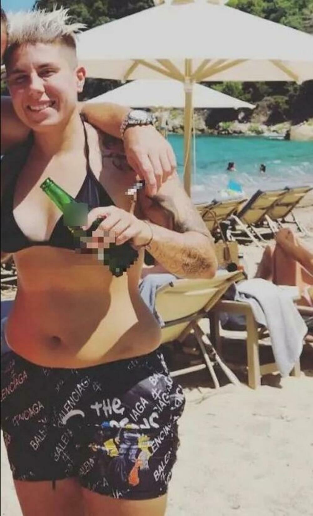 Ona je uglavnom u širokim stvarima, mada se u Zadruzi u nekoliko navrata razgolitila, kako bi uživala na bazenu.