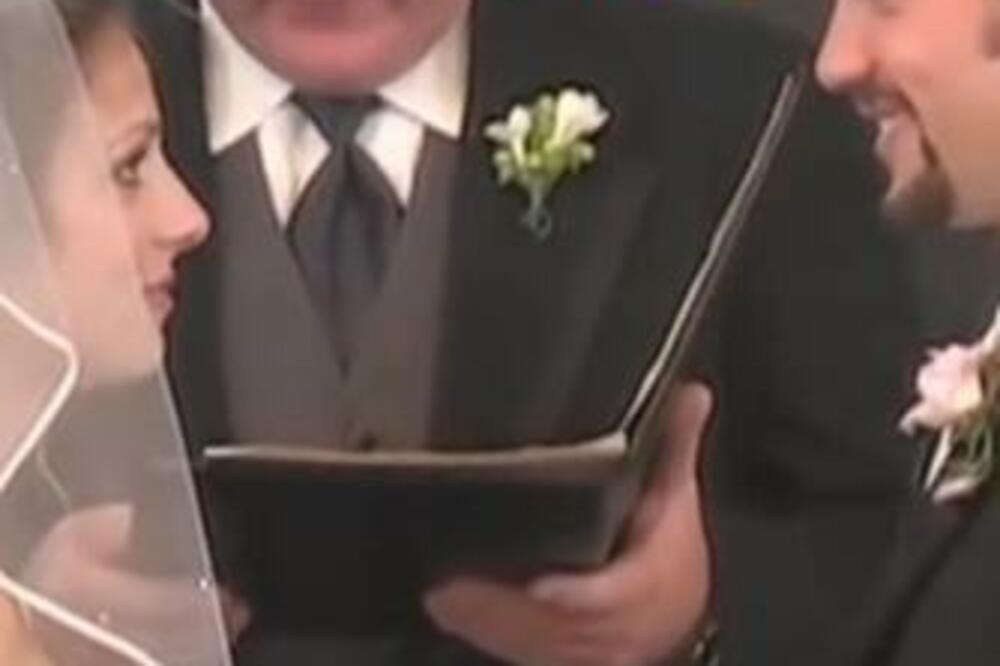 MATIČAR JE ČITAO TAJNE VENČANJA, A MLADA SE OTELA KONTROLI... Mladoženja NIJE mogao da je OBUZDA, AU! (VIDEO)