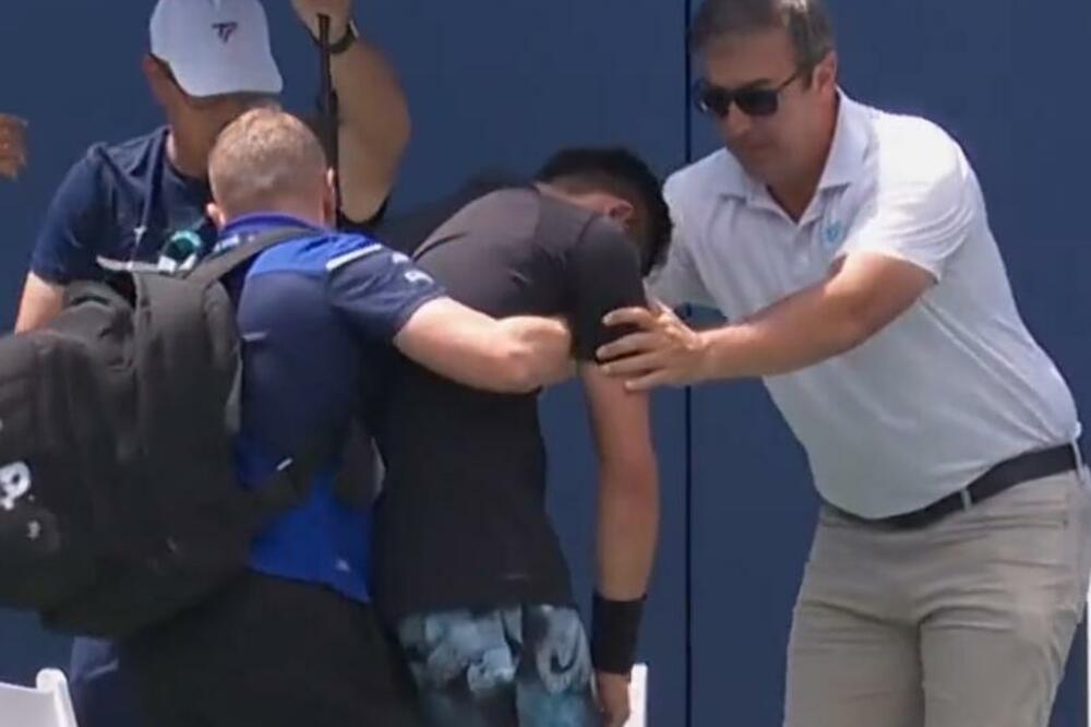 UZNEMIRUJUĆE SCENE: Poznatom teniseru ponovo pozlilo na terenu, samo se SRUŠIO! (VIDEO)