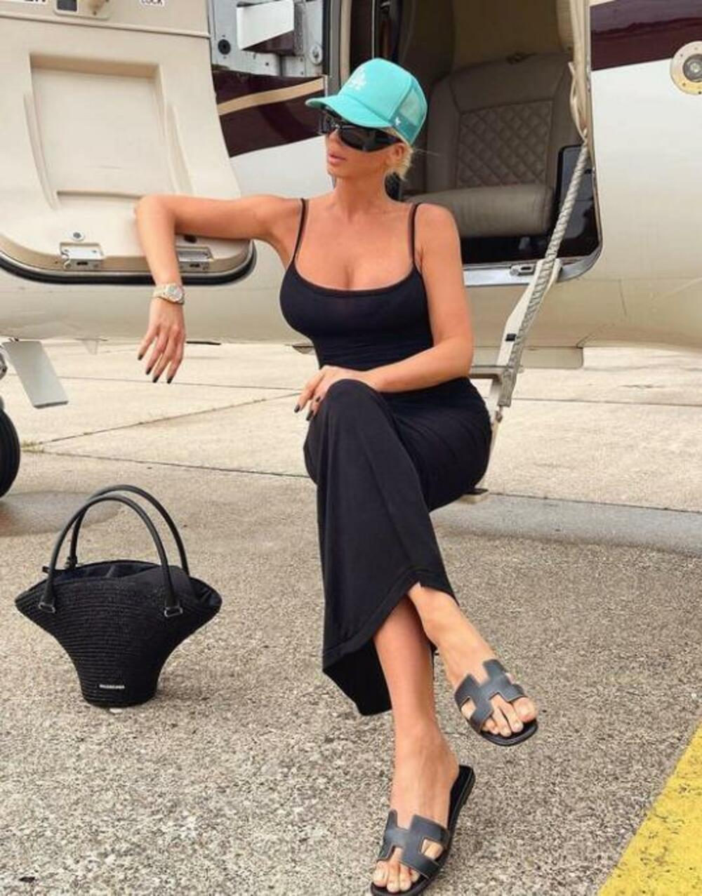 U crnoj haljini koja je istakla njenu vitku figuru