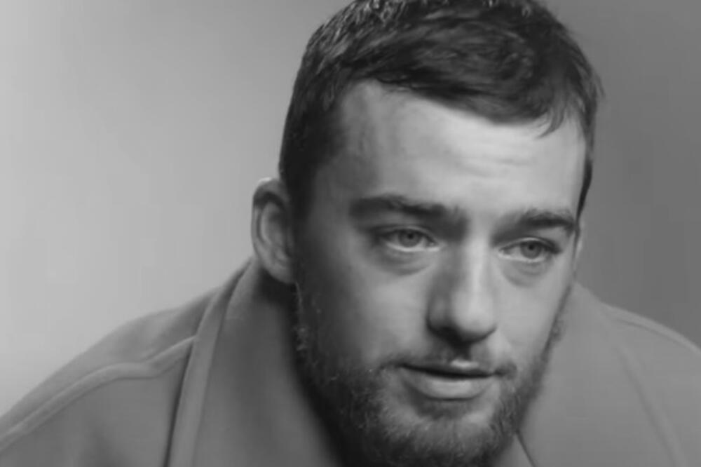 PROŠLE NEDELJE SAHRANIO OCA, A SADA JE SA NJIM: Biografija preminulog glumca (25) izaziva JEZU, ovo su DETALJI