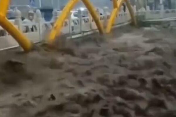 NEZAPAMĆENE POPLAVE U PEKINGU: Raste broj mrtvih!