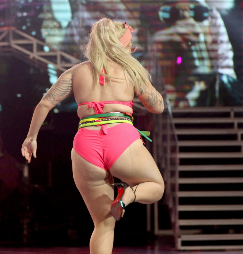 Ona je na sebi imala flurescentno pink bodi