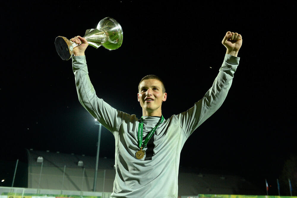 Predrag Rajković sa peharom i zlatnom medaljom