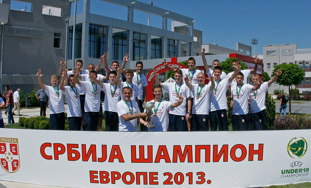 Slavlje 'orlića' sa peharom prvaka Evrope