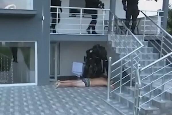 POGLEDAJTE KAKO SU SRPSKI SPECIJALCI POHAPSILI PETORKU IZ VRANJA: Upali im u kući, zatekli ih u GAĆAMA (VIDEO)