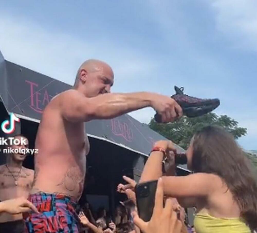 Fanovi vole i čarape i patike