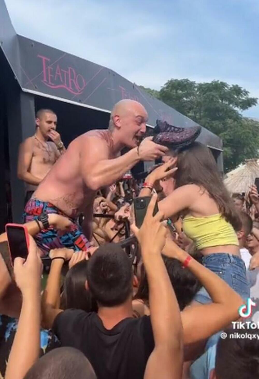 Ovo nije jedini incident koji se desio na pomenutom nastupu. Desingerica