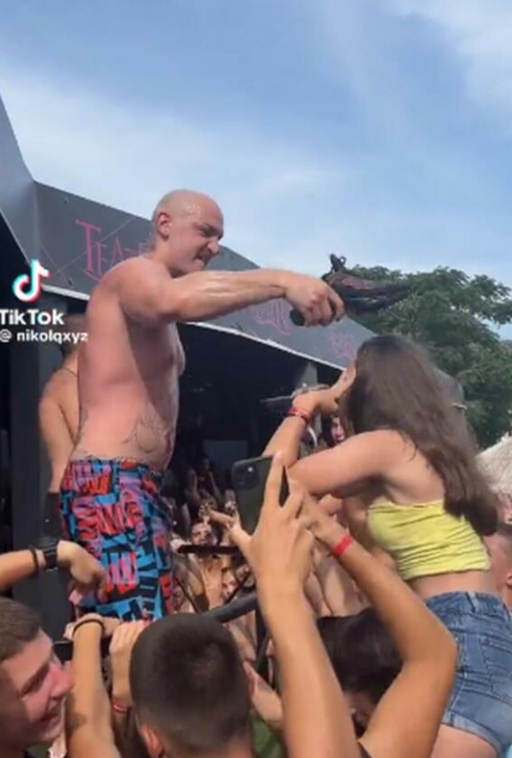 Na društvenim mrežama krenuli su da se šire snimci sa nastupa