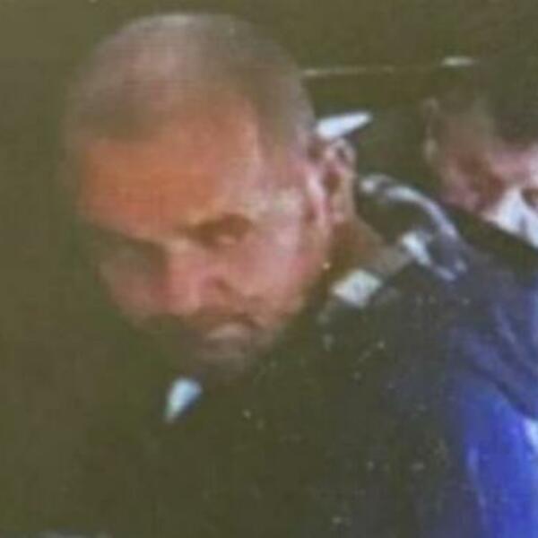 JAVITE POLICIJI UKOLIKO GA PREPOZNAJETE: On je iz menjačnice odneo 3.600 EVRA VIŠE nego što je trebalo (FOTO)