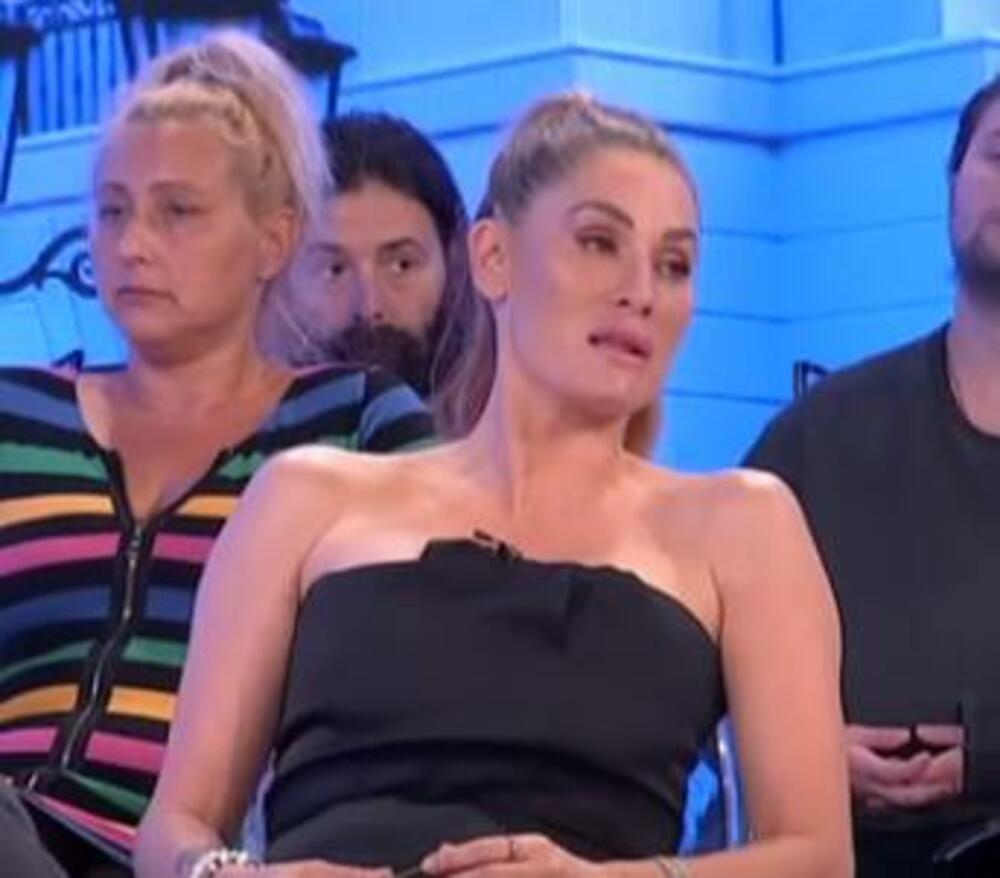 Bivša rijaliti učesnica Ana Ćurčić napustila je emisiju 'Narod pita' nakon što je je jedan gledateljka spomenula dete koje je izgubila na porođaju.