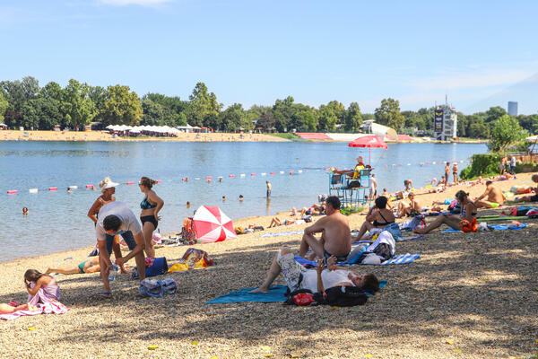 KUPAČI NA ADI PRETRNULI OD STRAHA KAD SU OVO UGLEDALI U VODI: Nešto se MIGOLJILO, pa su prišli i videli... (FOTO)