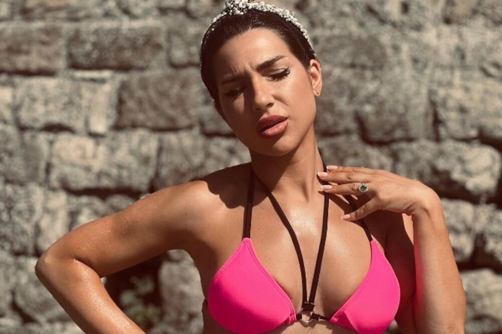 INTIMA ISPOD DUBOKOG ŠLICA SAMO ŠTO NE ISKOČI: Jovani Jeremić SEVNULO ono što ne sme, ŠTA JE OVO?