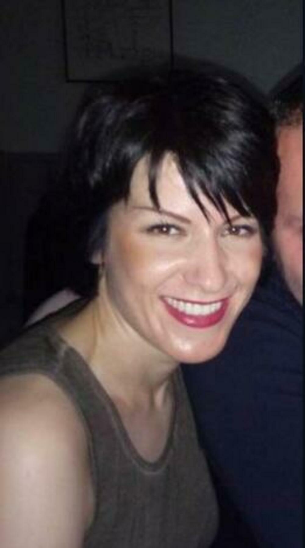 Sada nosi kratku frizuru, ali kada se malo bolje zagledate shvatite da je to ona po prelepom osmehu i predivnim očima.