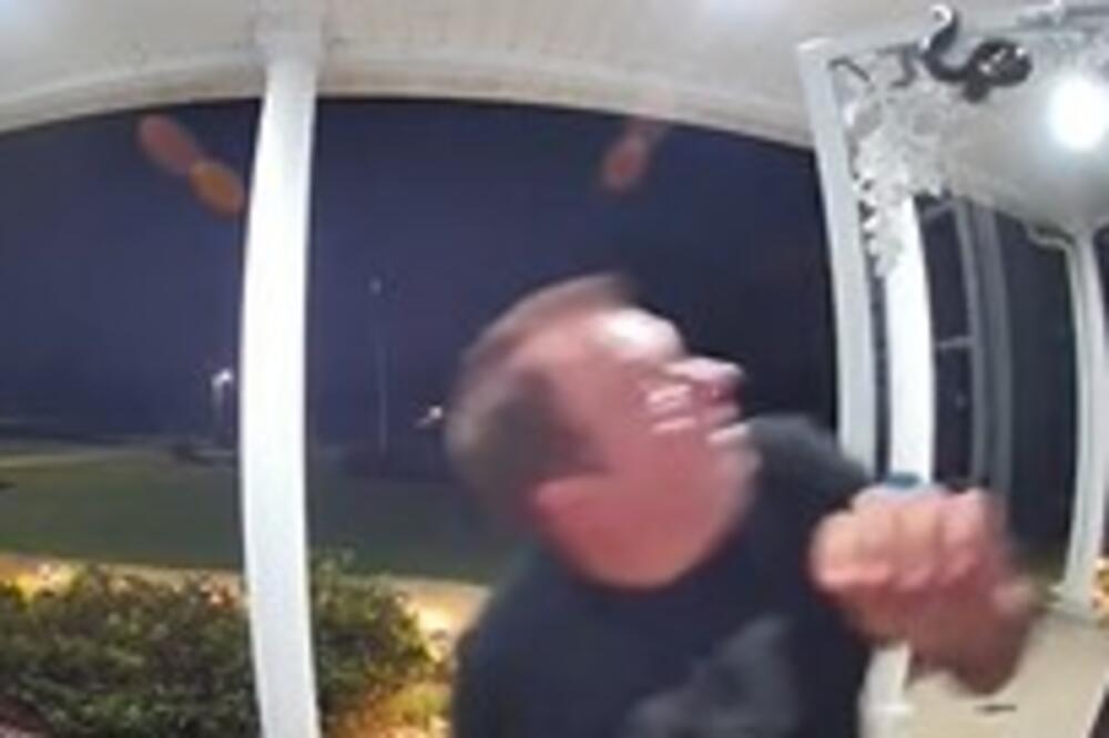 HTEO JE DA UĐE U SVOJU KUĆU, A ONDA GA JE NEŠTO ŠČEPALO ZA GLAVU: Ovakvu SAČEKUŠU nije mogao NI DA SANJA... (VIDEO)