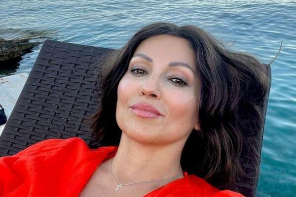 Nina je ponovo tema broj jedan: Pljušte komplimenti, pevačica izgleda kao milion dolara, prava boginja