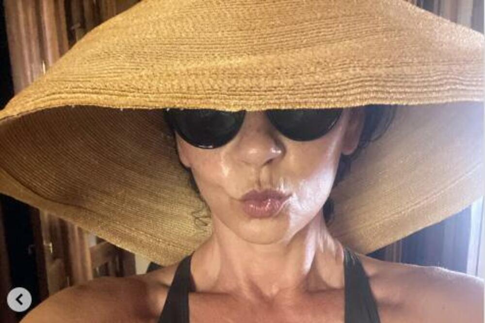 POZNATA GLUMICA U ŠESTOJ DECENIJI SVE OČARALA IZGLEDOM: Skinula se u BIKINI, u prvom BUJNE GRUDI, prava je BOMBA