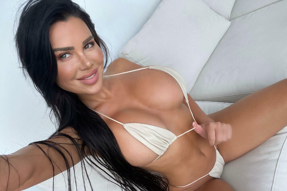 STANIJA SE SKINULA KAO OD MAJKE ROĐENA: Starleta opet IZGRMELA, a kamerom SVE SNIMILA (FOTO)