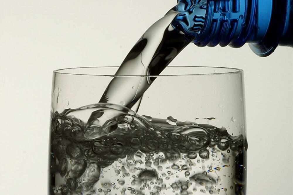 EVO ZAŠTO SU BAKE DAVALE BEBAMA DA PIJU KISELU VODU: Kada saznate RAZLOG uradićete ISTO