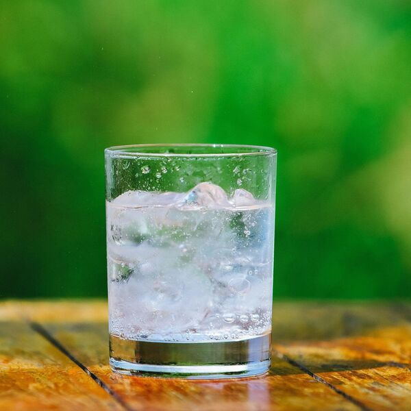 Nikada ne pijte vodu dok stojite: Opasno je po zdravlje, evo kako je pravino