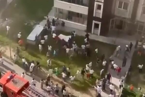 ZASTRAŠUJUĆA SCENA, RODITELJI BACAJU DECU KROZ PROZORE: Ovaj snimak gledajte na svoju odgovornsot (VIDEO)