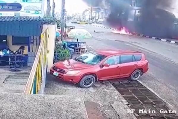 SNIMAK ČUDA U LAGOSU: Avion se srušio nasred ulice i eksplodirao, svi putnici uspeli da PREŽIVE (VIDEO)