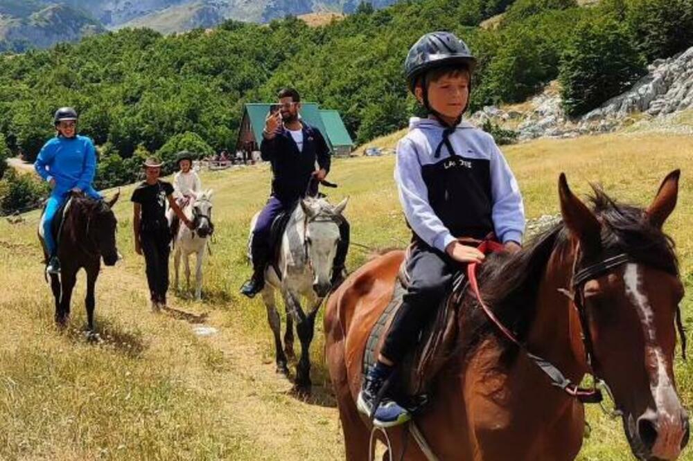 ĐOKOVIĆI PORODIČNO NA JAHANJU: Novak oduševljeno snima, Stefan na čelu kolone! (VIDEO)