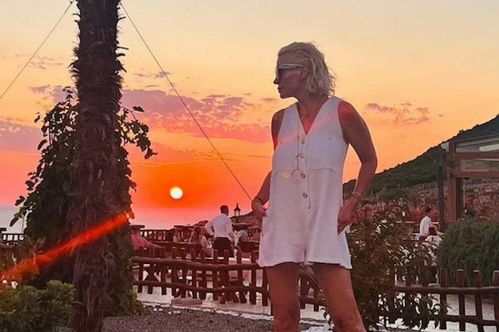 OMILJENA VODITELJKA DNEVNIKA POKAZALA NOGE U MINIĆU! Morske fotke od kojih STAJE KNEDLA U GRLU: Baš je zgodna