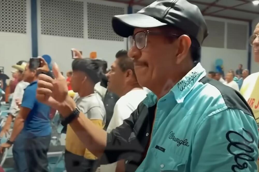 KAKVA SKANDALČINA! Gradonačelnik častio ZA PRAZNIK pa u opštinu doveo POLUGOLE PLESAČICE (VIDEO)