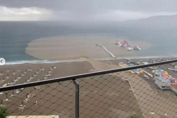 ŠTA JE BRE OVO!? Jeziv prizor u Bečićima, pojavila se OGROMNA BRAON MRLJA u moru, svi u čudu