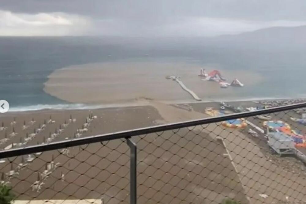 ŠTA JE BRE OVO!? Jeziv prizor u Bečićima, pojavila se OGROMNA BRAON MRLJA u moru, svi u čudu