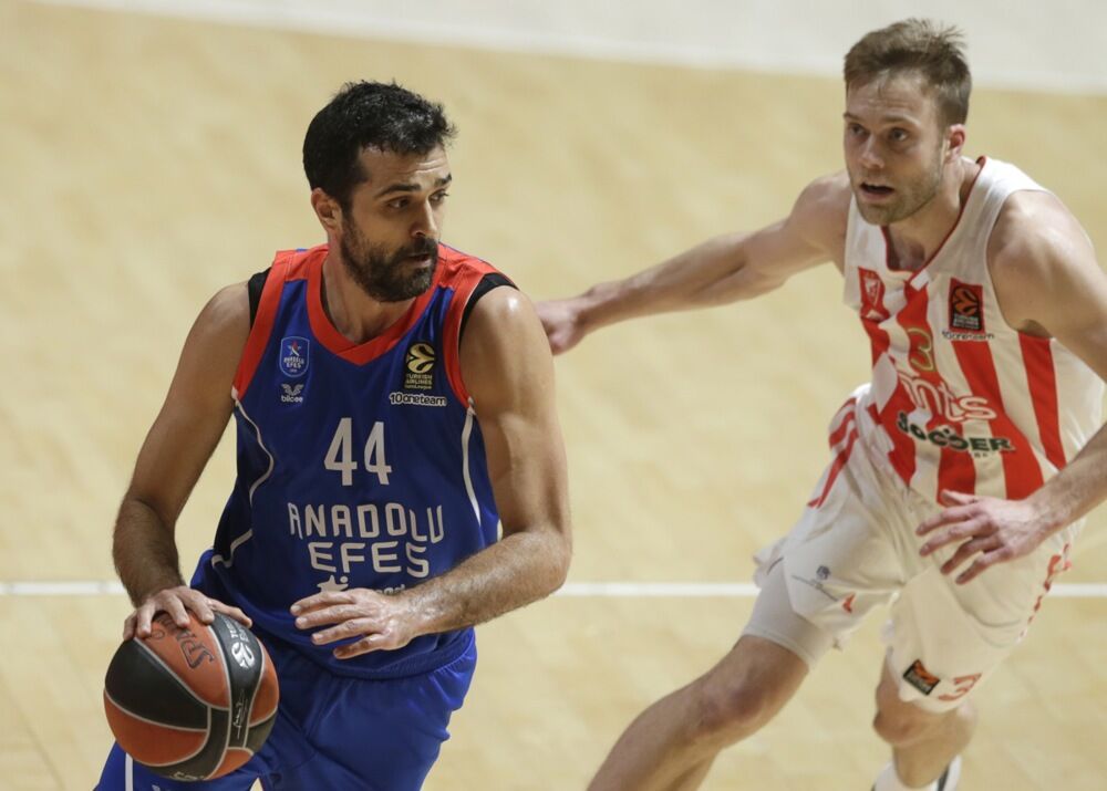 Krunoslav Simon u dresu Anadolu Efesa na utakmici protiv Crvene zvezde u Beogradu (8. april 2022.  godine)