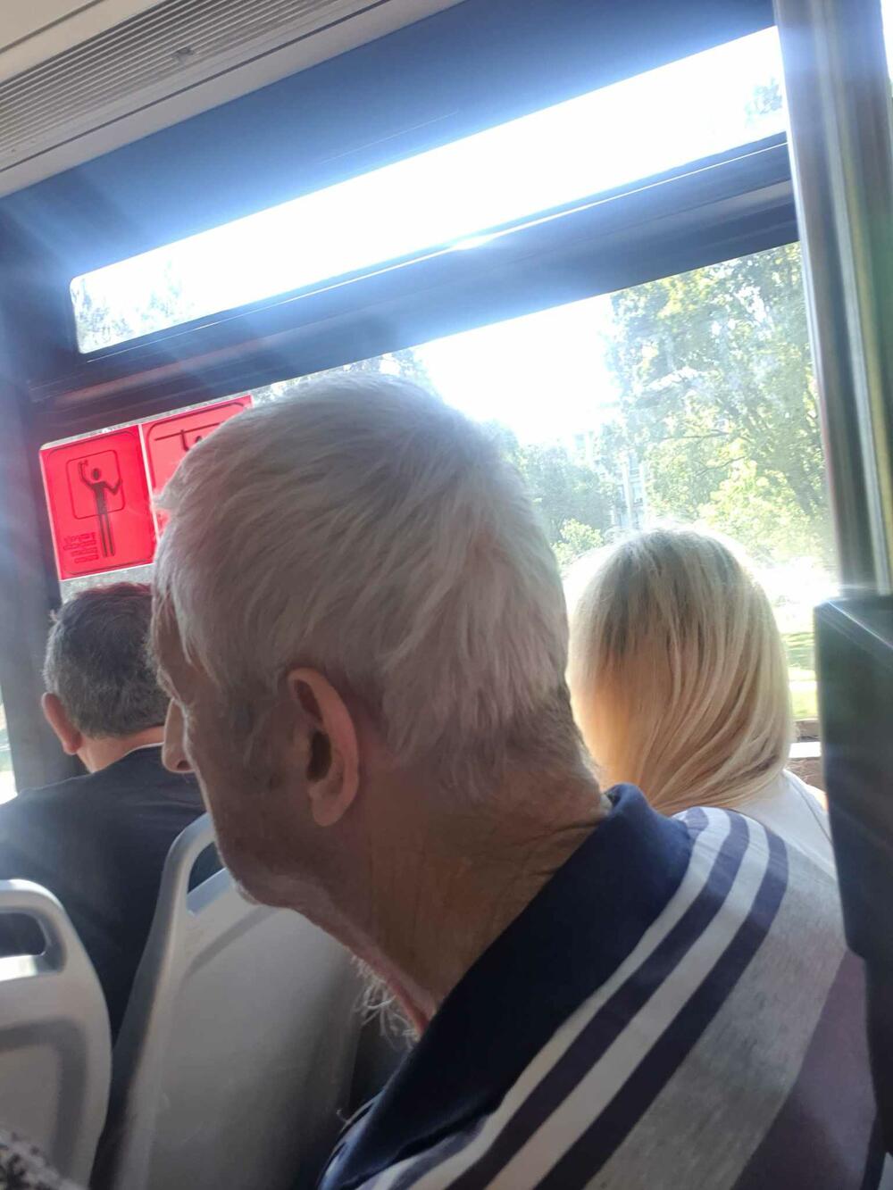 Stariji čovek koji nije dao mladiću da sedne pored njega