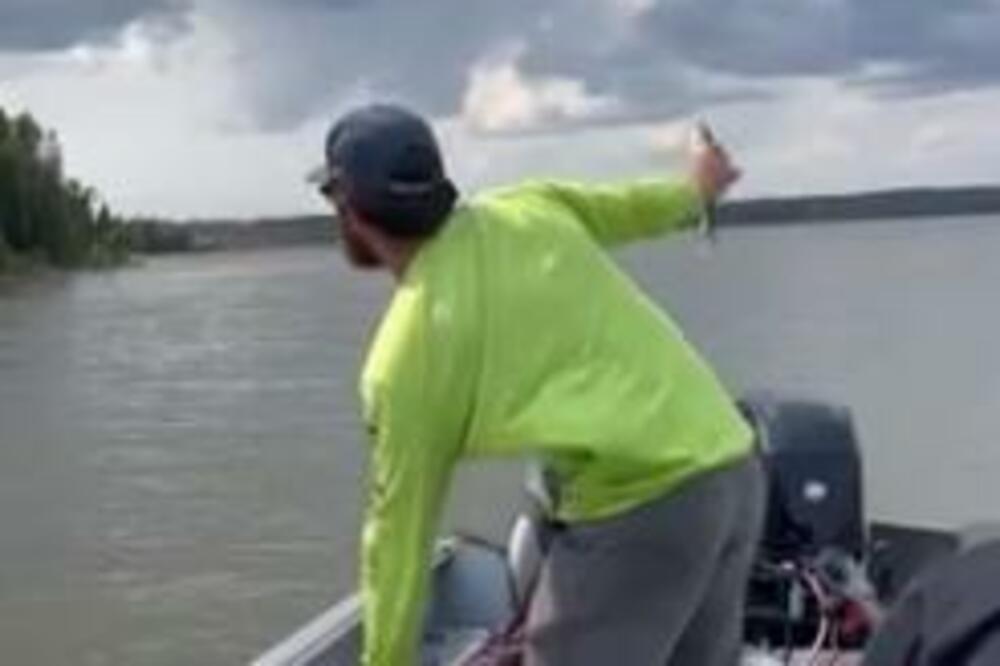 MOMAK JE BACIO RIBU U VIS, A ONDA JE USLEDIO HOROR: Nije imala šanse da se SPASE, JEZIVO šta se desilo (VIDEO)