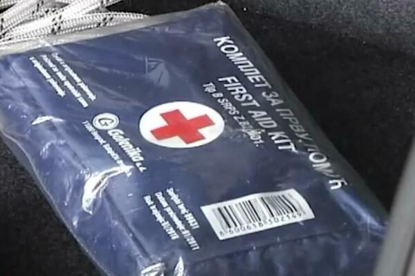 KIKIRIKI, TOALET PAPIR, PRAZNI PAPIRI: Čovek se ŠOKIRAO kad je otvorio nov komplet prve pomoći za kola! (FOTO)