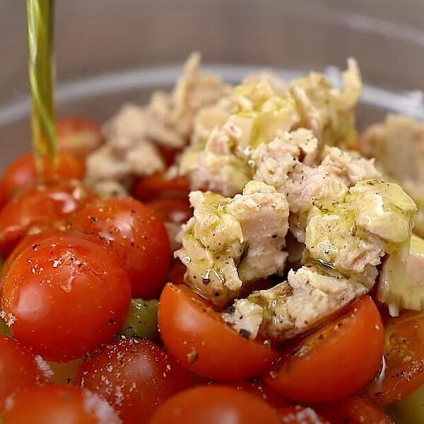 OVA NAMIRNICA JE UBEDLJIVO NAJGORA KAD SE STAVI U SALATU: Svi prvo nju seckaju, a potpuno joj kvari ukus!