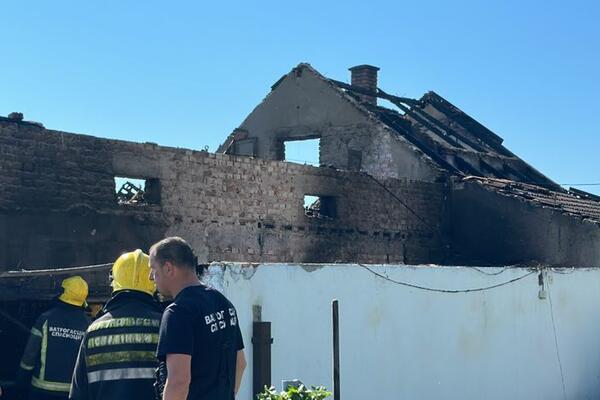 STRAVIČAN POŽAR U ČAČANSKOM SELU: Vatra zahvatila ceo objekat, izgorelo 6 krava!