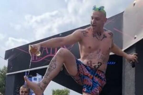 ČARAPA POSRED LICA! Isplivao NOVI SNIMAK kontroverznog DESINGERICE sa nastupa, LJUDI OVO STVARNO VOLE?