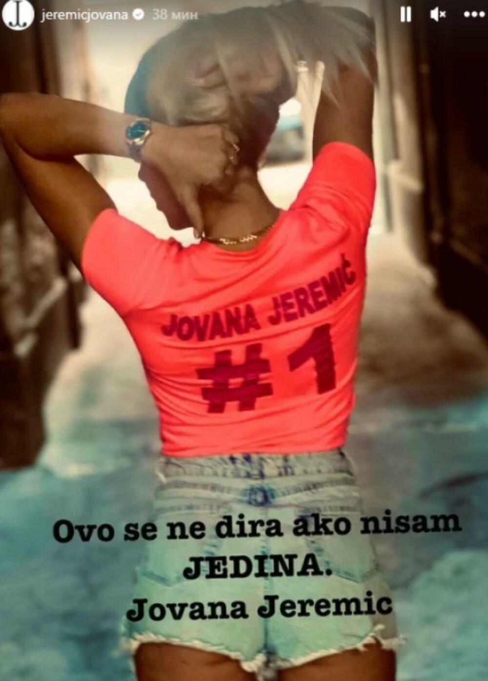 Ovaj poklon ju je inspirisao, pa se fotografisala otpozadi i poslala poruku svim muškarcima