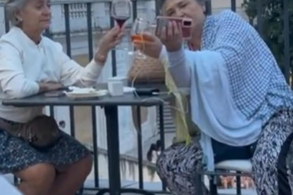 SNIMAK OVE DVE BAKE ODUŠEVIO JE SVET: Sedele su u restoranu, nisu znale da ih neko snima, a onda su URADILE OVO!