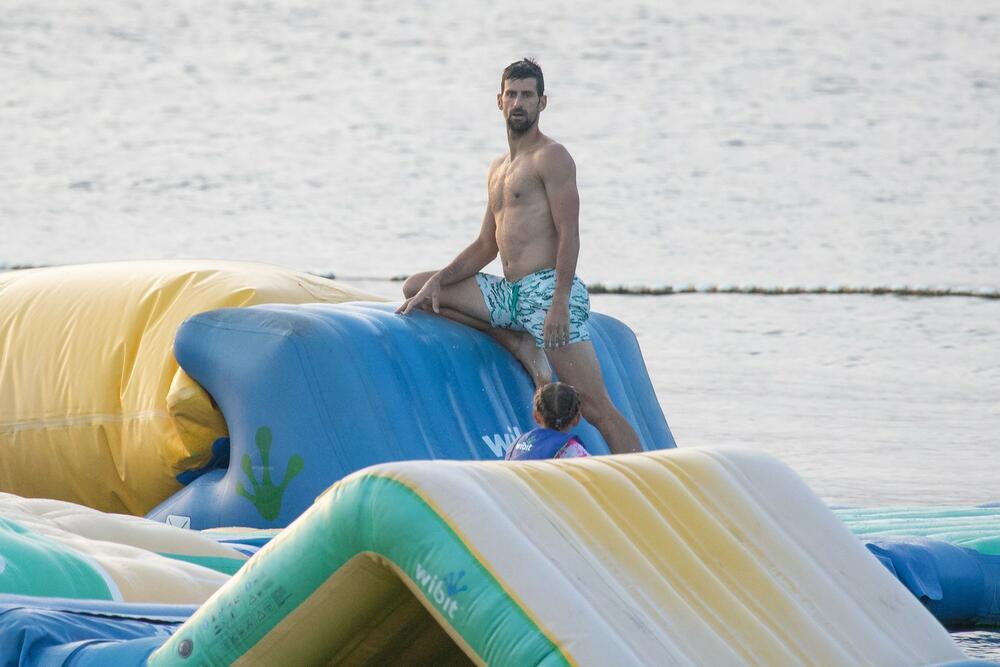 Novak na odmoru sa svojom porodicom