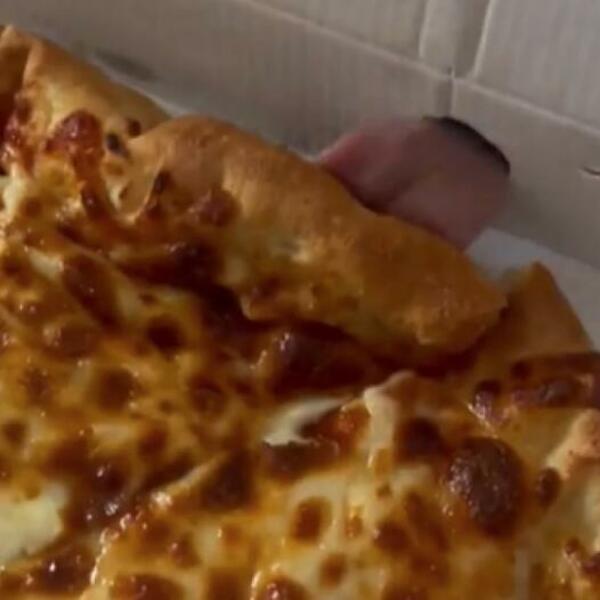 NARUČILI PICU PA SE SKAMENILI OD ŠOKA: Kada su je otvorili videli su MEKANO RUŽIČASTO STVORENJE kako se pomera